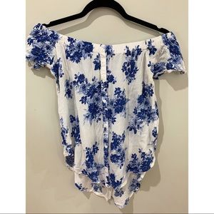 Off the shoulder flowered shirt!! 🦋